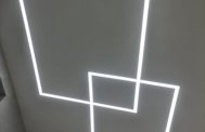 Белый натяжной потолок со световыми линиями